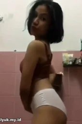 Elsa Gadis Mungil Bisa Muncrat
