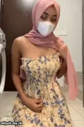 Cewek Kerudung Eksib Di Laundry Apartemen
